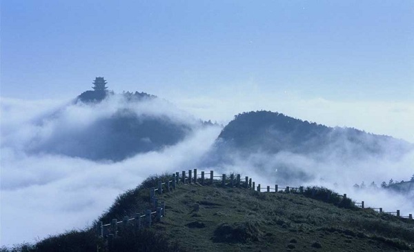 成都周边租车自驾游景点推荐峨眉山