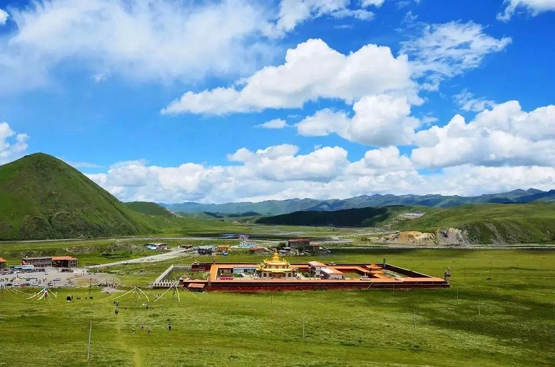 国庆去哪里玩，成都租车自驾去川西，一个景色媲美西藏的地方