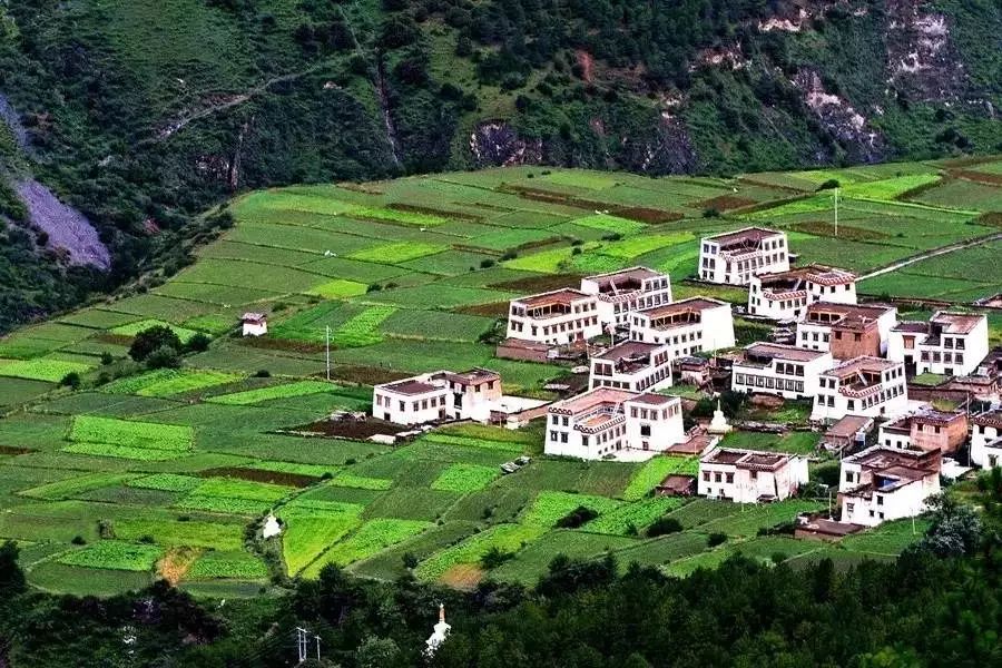 国庆去哪里玩，成都租车自驾去川西，一个景色媲美西藏的地方